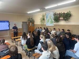 Policjanci podczas prelekcji z młodzieżą