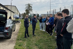 Policjanci podczas prelekcji z młodzieżą
