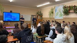 Policjanci podczas prelekcji z młodzieżą