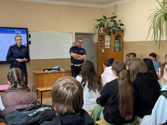 Policjanci podczas prelekcji z młodzieżą