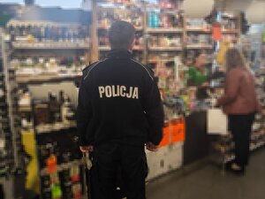 Dzielnicowy podczas działań wewnątrz sklepu