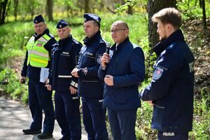 Policjanci, strażacy, służby ratunkowe oraz obserwatorzy na terenie Zakładu Produkcji Specjalnej „GAMRAT” na ul. Mickiewicza w Jaśle, podczas ćwiczeń dowódczo-sztabowych.