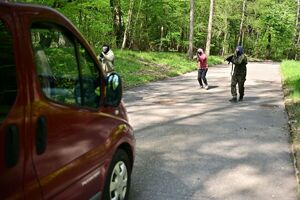 Policjanci, strażacy, służby ratunkowe oraz obserwatorzy na terenie Zakładu Produkcji Specjalnej „GAMRAT” na ul. Mickiewicza w Jaśle, podczas ćwiczeń dowódczo-sztabowych.