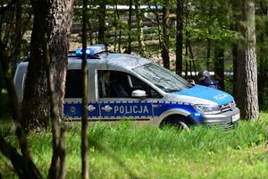 Policjanci, strażacy, służby ratunkowe oraz obserwatorzy na terenie Zakładu Produkcji Specjalnej „GAMRAT” na ul. Mickiewicza w Jaśle, podczas ćwiczeń dowódczo-sztabowych.