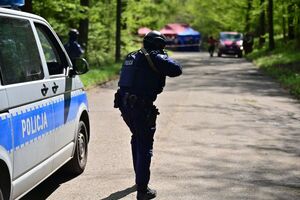 Policjanci, strażacy, służby ratunkowe oraz obserwatorzy na terenie Zakładu Produkcji Specjalnej „GAMRAT” na ul. Mickiewicza w Jaśle, podczas ćwiczeń dowódczo-sztabowych.