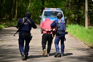 Policjanci, strażacy, służby ratunkowe oraz obserwatorzy na terenie Zakładu Produkcji Specjalnej „GAMRAT” na ul. Mickiewicza w Jaśle, podczas ćwiczeń dowódczo-sztabowych.