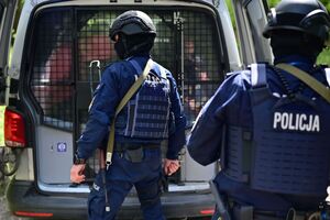 Policjanci, strażacy, służby ratunkowe oraz obserwatorzy na terenie Zakładu Produkcji Specjalnej „GAMRAT” na ul. Mickiewicza w Jaśle, podczas ćwiczeń dowódczo-sztabowych.