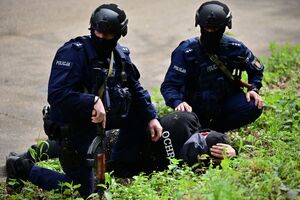 Policjanci, strażacy, służby ratunkowe oraz obserwatorzy na terenie Zakładu Produkcji Specjalnej „GAMRAT” na ul. Mickiewicza w Jaśle, podczas ćwiczeń dowódczo-sztabowych.
