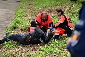 Policjanci, strażacy, służby ratunkowe oraz obserwatorzy na terenie Zakładu Produkcji Specjalnej „GAMRAT” na ul. Mickiewicza w Jaśle, podczas ćwiczeń dowódczo-sztabowych.