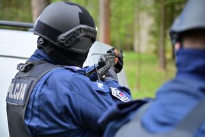 Policjanci, strażacy, służby ratunkowe oraz obserwatorzy na terenie Zakładu Produkcji Specjalnej „GAMRAT” na ul. Mickiewicza w Jaśle, podczas ćwiczeń dowódczo-sztabowych.