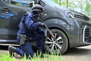 Policjanci, strażacy, służby ratunkowe oraz obserwatorzy na terenie Zakładu Produkcji Specjalnej „GAMRAT” na ul. Mickiewicza w Jaśle, podczas ćwiczeń dowódczo-sztabowych.