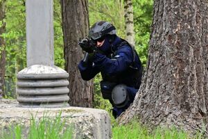 Policjanci, strażacy, służby ratunkowe oraz obserwatorzy na terenie Zakładu Produkcji Specjalnej „GAMRAT” na ul. Mickiewicza w Jaśle, podczas ćwiczeń dowódczo-sztabowych.