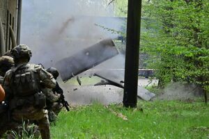 Policjanci, strażacy, służby ratunkowe oraz obserwatorzy na terenie Zakładu Produkcji Specjalnej „GAMRAT” na ul. Mickiewicza w Jaśle, podczas ćwiczeń dowódczo-sztabowych.