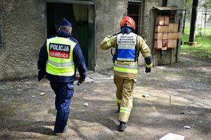 Policjanci, strażacy, służby ratunkowe oraz obserwatorzy na terenie Zakładu Produkcji Specjalnej „GAMRAT” na ul. Mickiewicza w Jaśle, podczas ćwiczeń dowódczo-sztabowych.