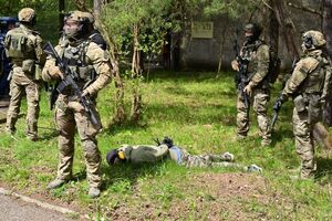 Policjanci, strażacy, służby ratunkowe oraz obserwatorzy na terenie Zakładu Produkcji Specjalnej „GAMRAT” na ul. Mickiewicza w Jaśle, podczas ćwiczeń dowódczo-sztabowych.