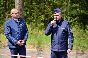 Policjanci, strażacy, służby ratunkowe oraz obserwatorzy na terenie Zakładu Produkcji Specjalnej „GAMRAT” na ul. Mickiewicza w Jaśle, podczas ćwiczeń dowódczo-sztabowych.