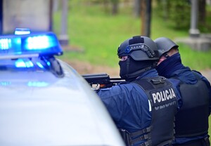 Policjanci, strażacy, służby ratunkowe oraz obserwatorzy na terenie Zakładu Produkcji Specjalnej „GAMRAT” na ul. Mickiewicza w Jaśle, podczas ćwiczeń dowódczo-sztabowych.