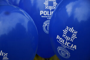 Policjanci i dzieci na pikniku z okazji Międzynarodowego Dnia Dziecka