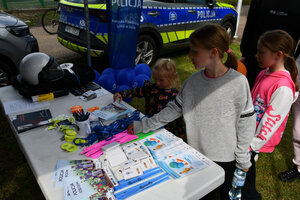 Policjanci i dzieci na pikniku z okazji Międzynarodowego Dnia Dziecka