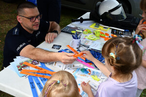 Policjanci i dzieci na pikniku z okazji Międzynarodowego Dnia Dziecka