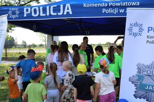Policjanci i dzieci podczas finału akcji "Po stronie mocy, przeciwko przemocy" w Szebniach