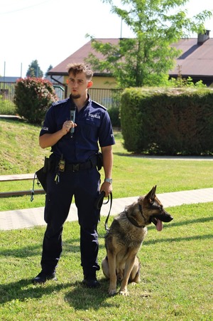 Policjanci i dzieci podczas finału akcji "Po stronie mocy, przeciwko przemocy" w Szebniach