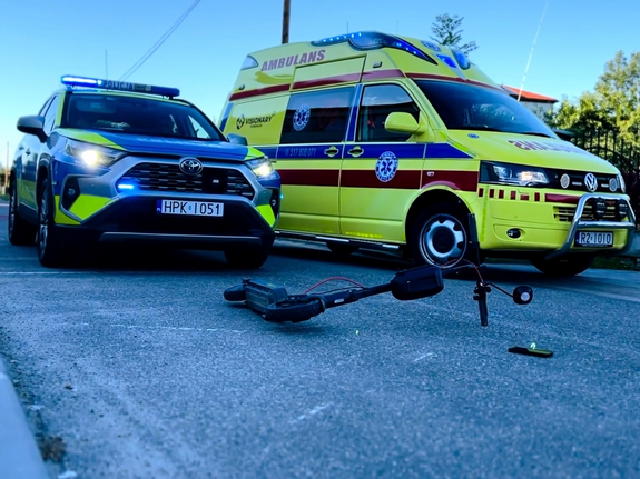 Radiowóz, karetka oraz leżąca hulajnoga na jezdni