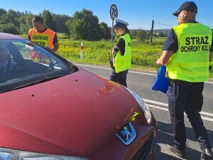 Policjantka i funkcjonariusze SOK podczas rozmów z kierowcami