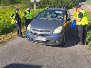 Policjantka i funkcjonariusze SOK podczas rozmów z kierowcami