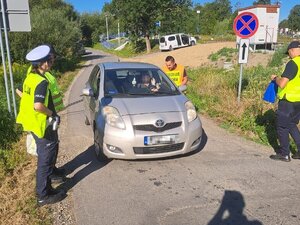 Policjantka i funkcjonariusze SOK podczas rozmów z kierowcami