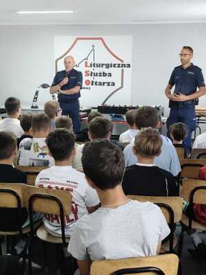 Policjanci podczas wakacyjnych spotkań z dziećmi i młodzieżą