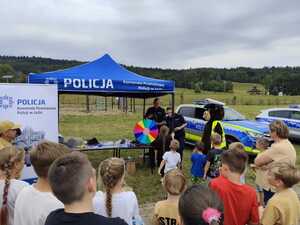 Policjanci na piknikach podczas zakończenia wakacji