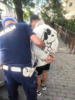 Policjanci i zatrzymani sprawcy kradzieży