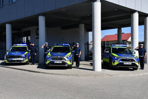 Jasielscy policjanci oddający hołd zmarłemu. Policjanci stoją przed komendą.