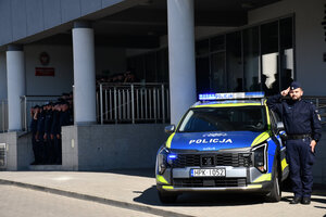 Jasielscy policjanci oddający hołd zmarłemu. Policjanci stoją przed komendą.