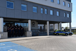 Jasielscy policjanci oddający hołd zmarłemu. Policjanci stoją przed komendą.