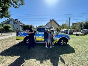 Policjanci podczas rozmów w szkołach i przedszkolach z dziećmi i młodzieżą