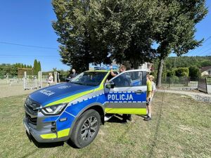 Policjanci podczas rozmów w szkołach i przedszkolach z dziećmi i młodzieżą