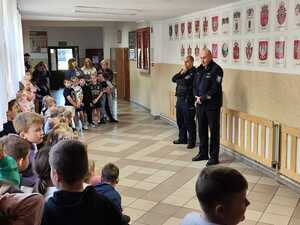 Policjanci podczas rozmów w szkołach i przedszkolach z dziećmi i młodzieżą