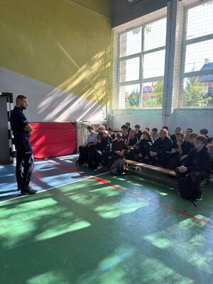 Policjanci podczas rozmów w szkołach i przedszkolach z dziećmi i młodzieżą
