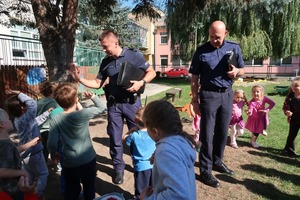 Policjanci podczas rozmów w szkołach i przedszkolach z dziećmi i młodzieżą