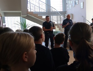 Policjanci podczas rozmów w szkołach i przedszkolach z dziećmi i młodzieżą