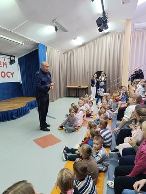 Policjanci podczas spotkań z dziećmi
